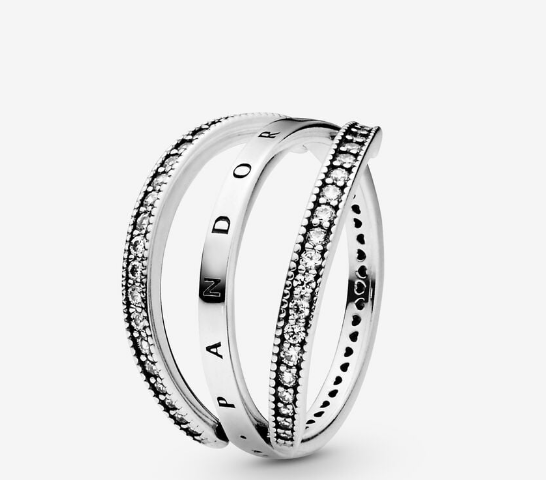 Anillo con logo y corazones de Pandora