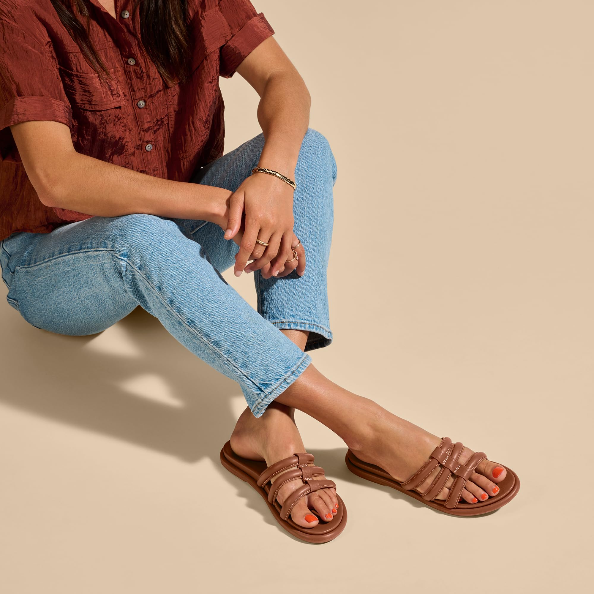 OLUKAI Tiare Sandalias deslizantes para mujer, cuero de primera calidad y diseño eleg