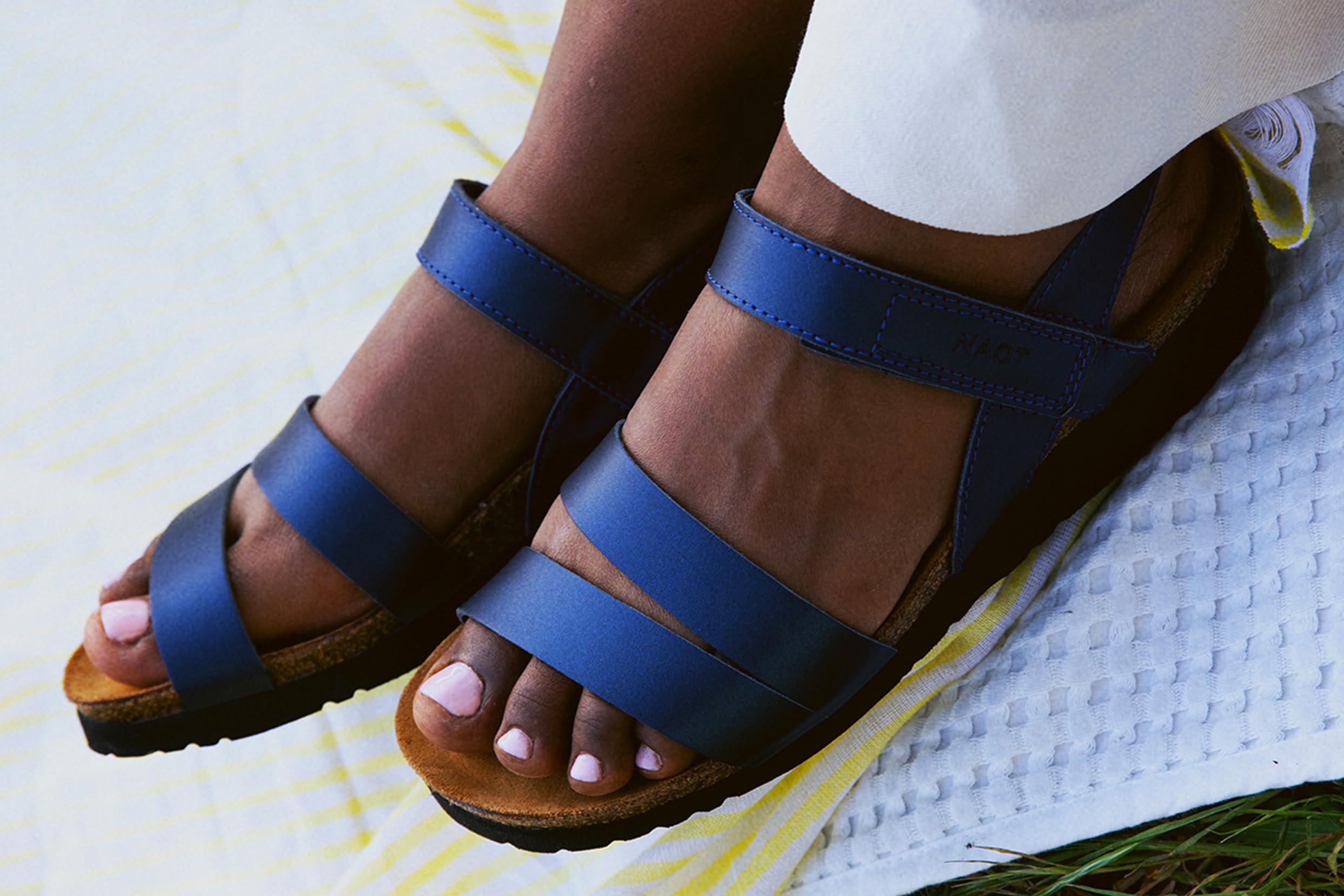 Sandalias NAOT Kayla para Mujer - 3 Correas de Soporte con Tira Trasera, Plantilla Cork-Latex, Soporte de Arco - Cómodas para Caminar todo el Día Polar Sea Lthr 10-10.5