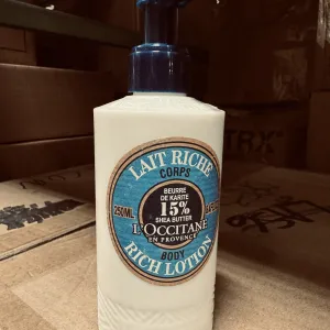 L'OCCITANE Loción corporal ultra rica hidratante con 15% de manteca de karité. 8.40 onzas líquidas