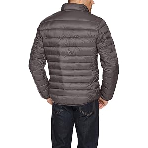 Chaqueta Puffer Ligera Resistente al Agua Amazon Essentials para Hombre, Empacable (Disponible